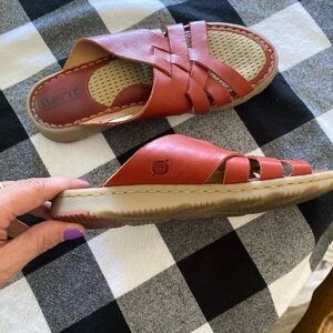 BORN Ladies 7 slip on leather sandas